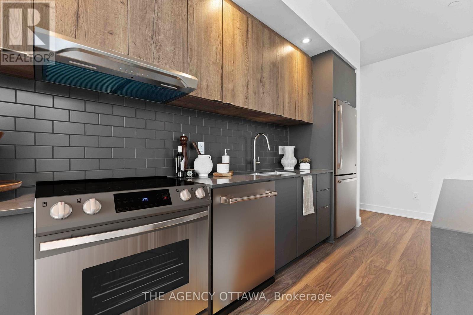 211 - 3071 Riverside Drive, Ottawa, ON - Indoor Photo Showing Kitchen