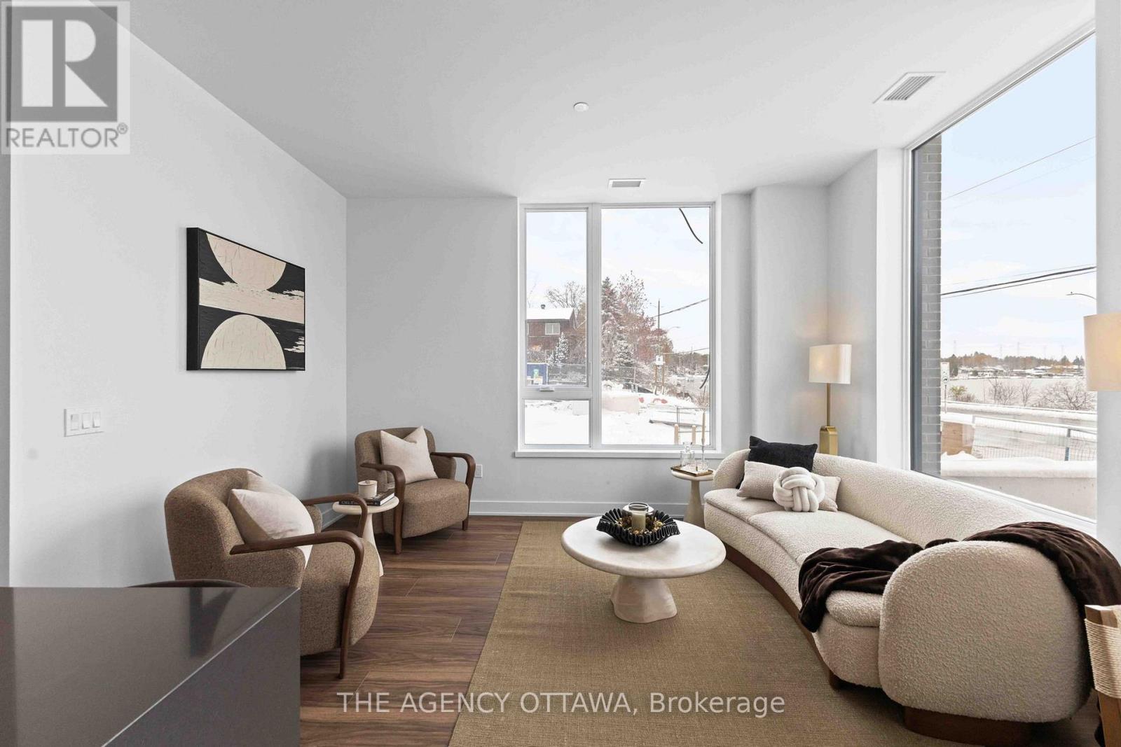 211 - 3071 Riverside Drive, Ottawa, ON - Indoor Photo Showing Living Room