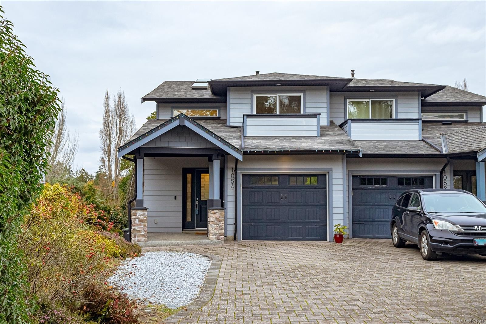 1054 Colville Rd, Esquimalt, BC - Outdoor With Facade