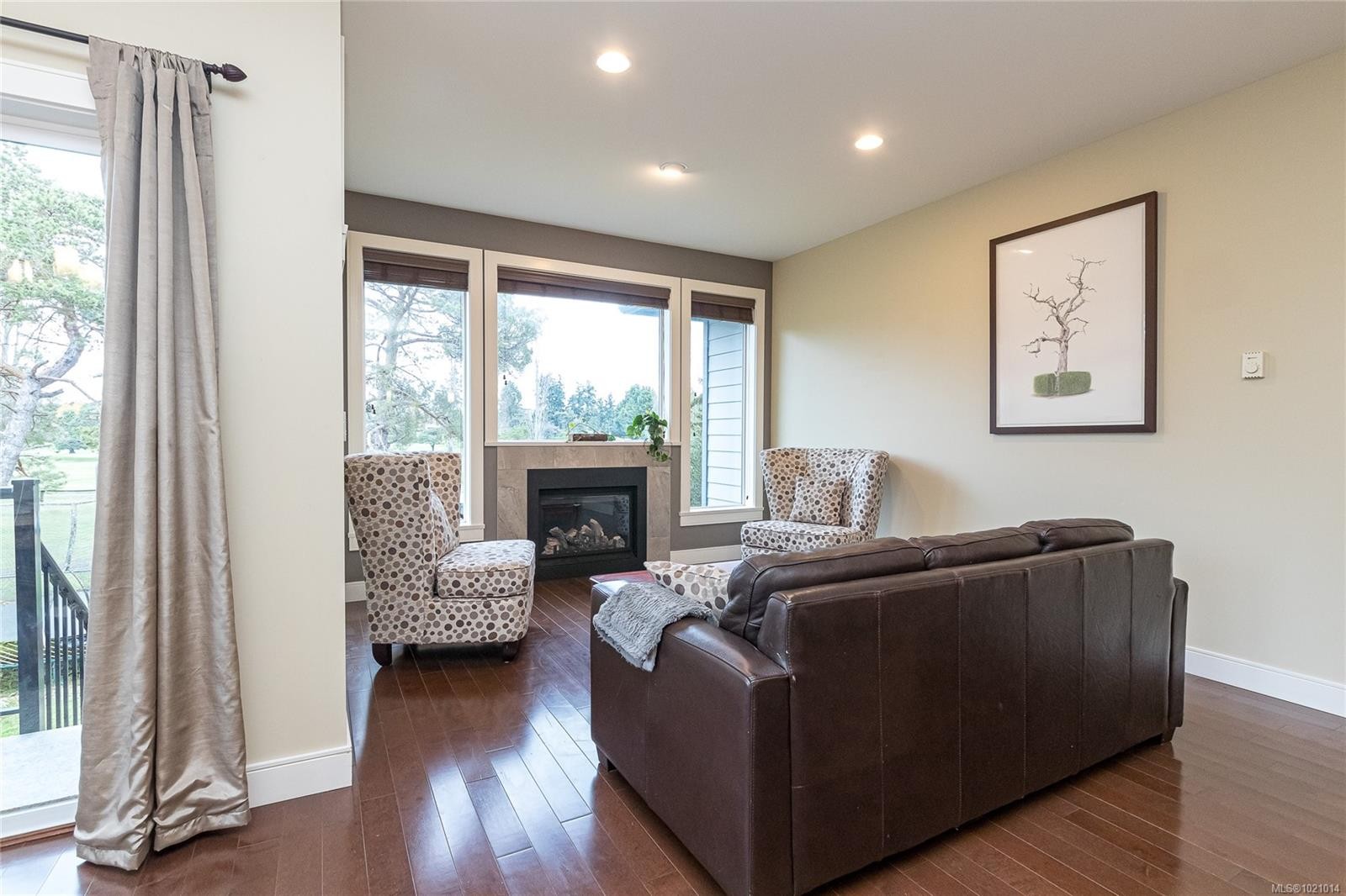 1054 Colville Rd, Esquimalt, BC - Indoor Photo Showing Living Room With Fireplace