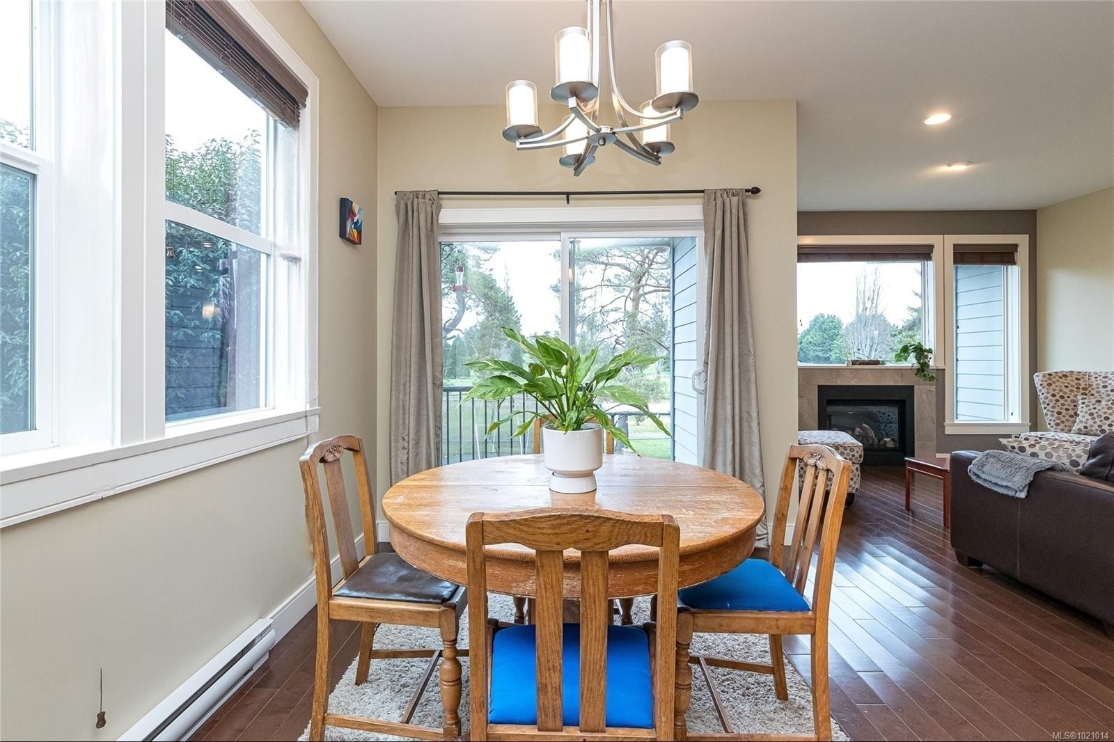 1054 Colville Rd, Esquimalt, BC - Indoor Photo Showing Dining Room With Fireplace