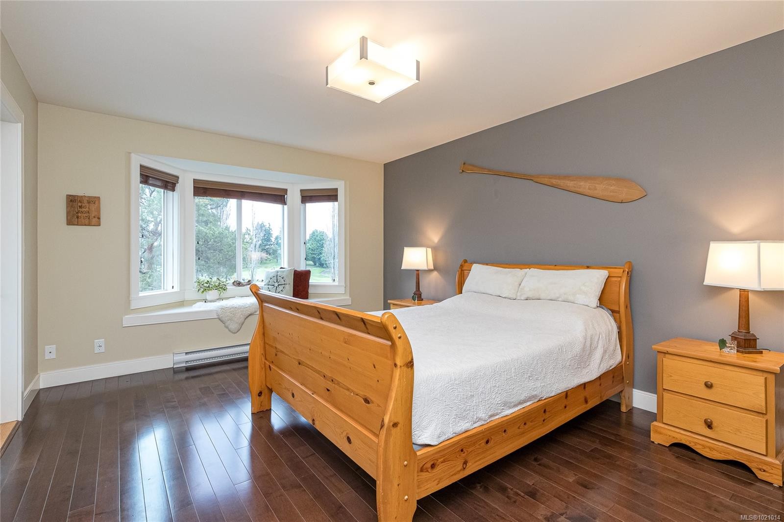 1054 Colville Rd, Esquimalt, BC - Indoor Photo Showing Bedroom