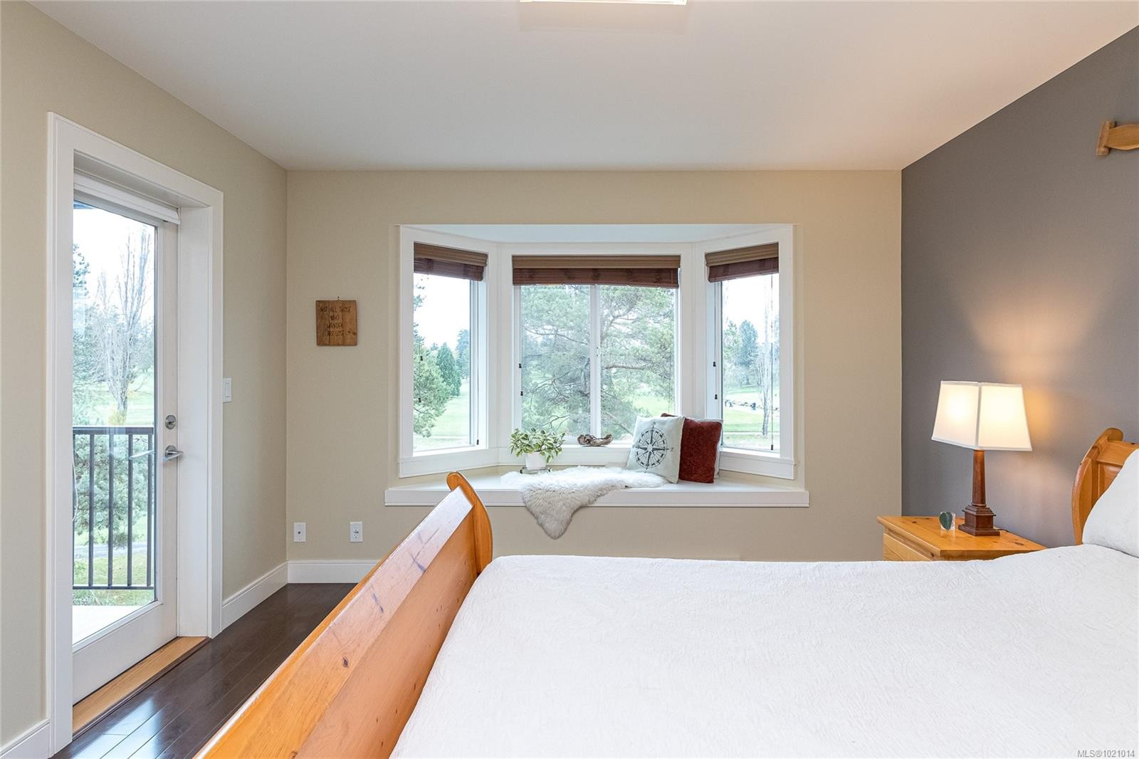 1054 Colville Rd, Esquimalt, BC - Indoor Photo Showing Bedroom