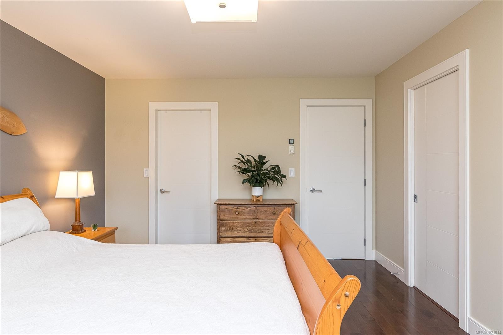 1054 Colville Rd, Esquimalt, BC - Indoor Photo Showing Bedroom