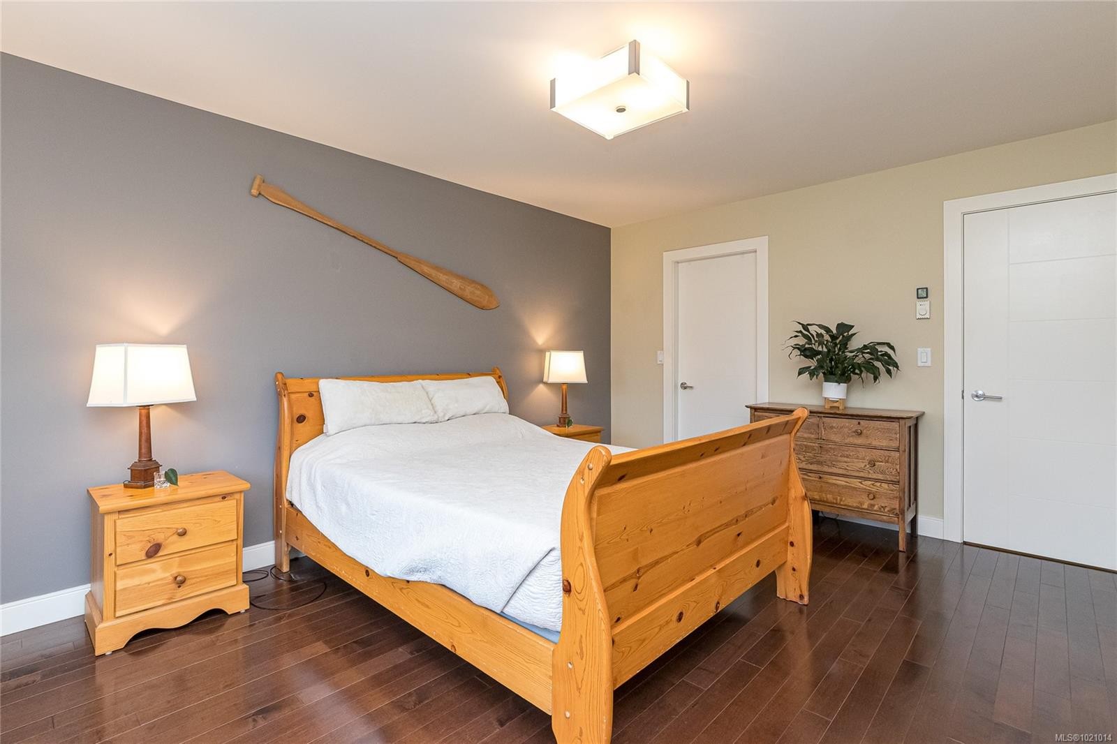 1054 Colville Rd, Esquimalt, BC - Indoor Photo Showing Bedroom