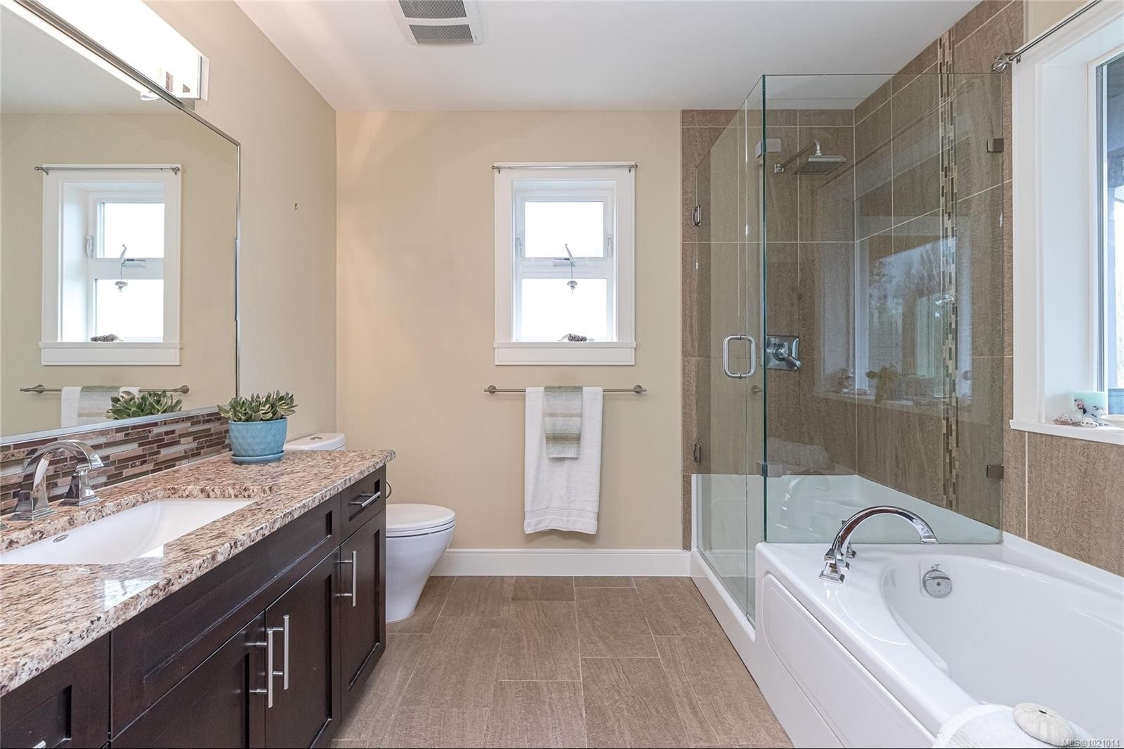 1054 Colville Rd, Esquimalt, BC - Indoor Photo Showing Bathroom