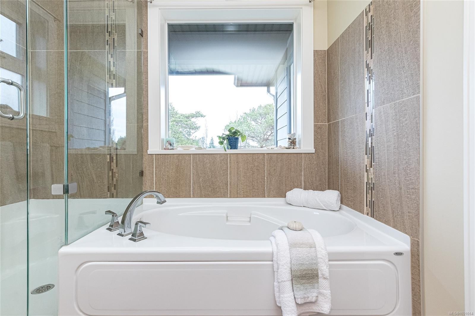 1054 Colville Rd, Esquimalt, BC - Indoor Photo Showing Bathroom
