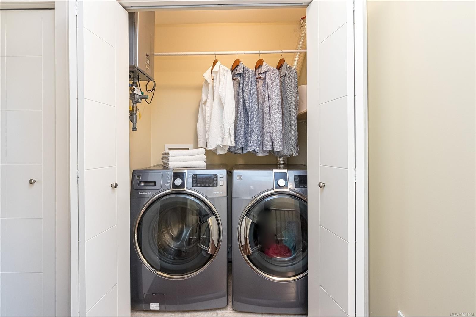 1054 Colville Rd, Esquimalt, BC - Indoor Photo Showing Laundry Room