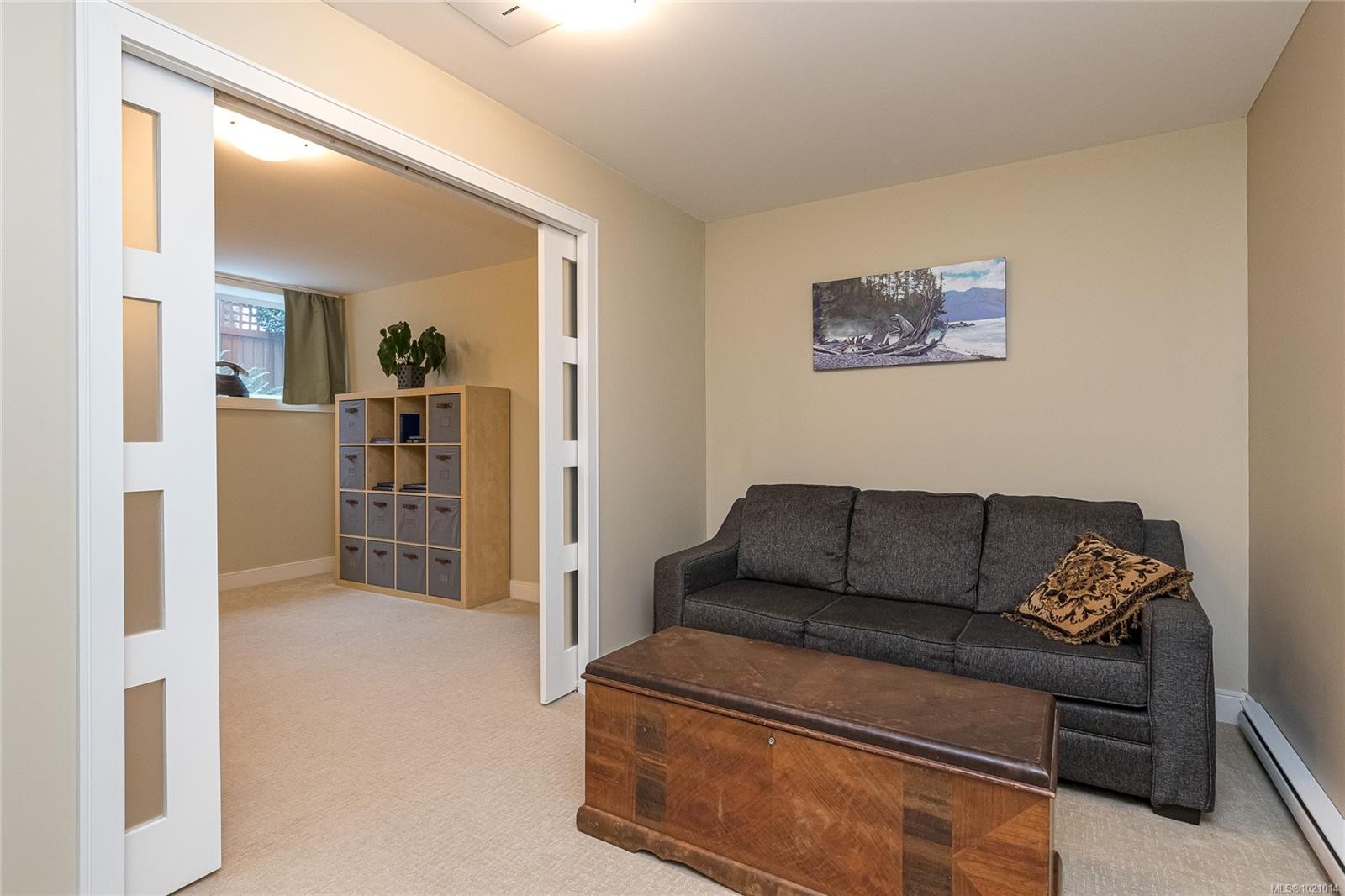 1054 Colville Rd, Esquimalt, BC - Indoor Photo Showing Living Room
