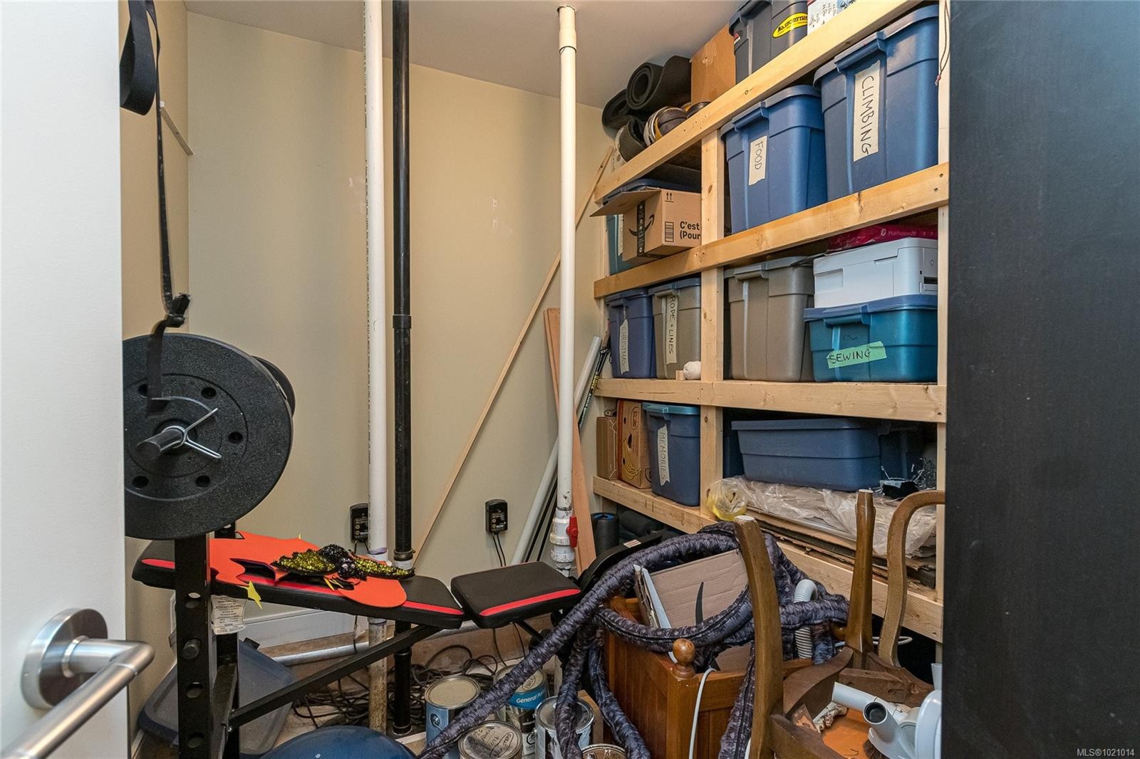 1054 Colville Rd, Esquimalt, BC - Indoor