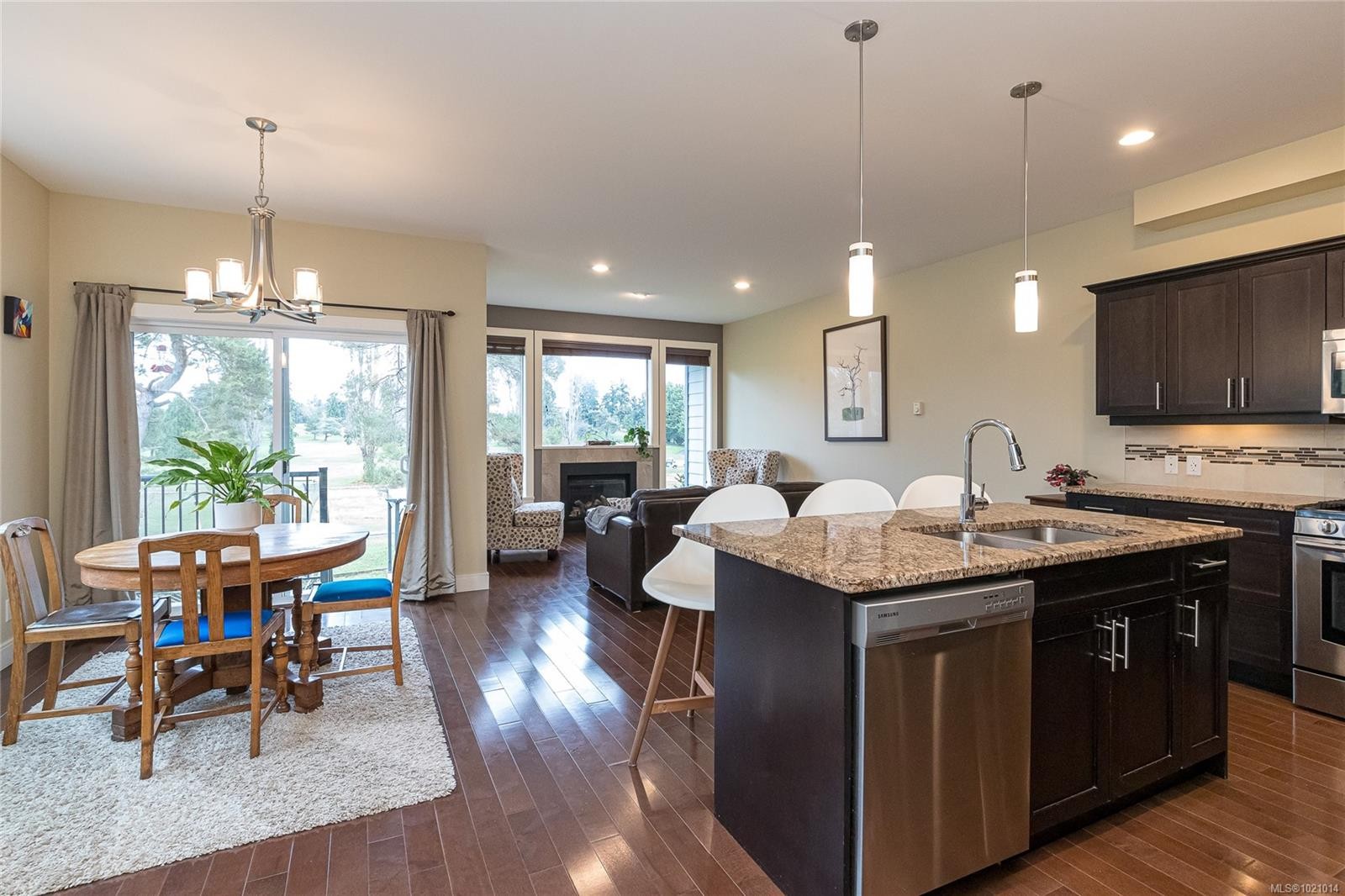 1054 Colville Rd, Esquimalt, BC - Indoor