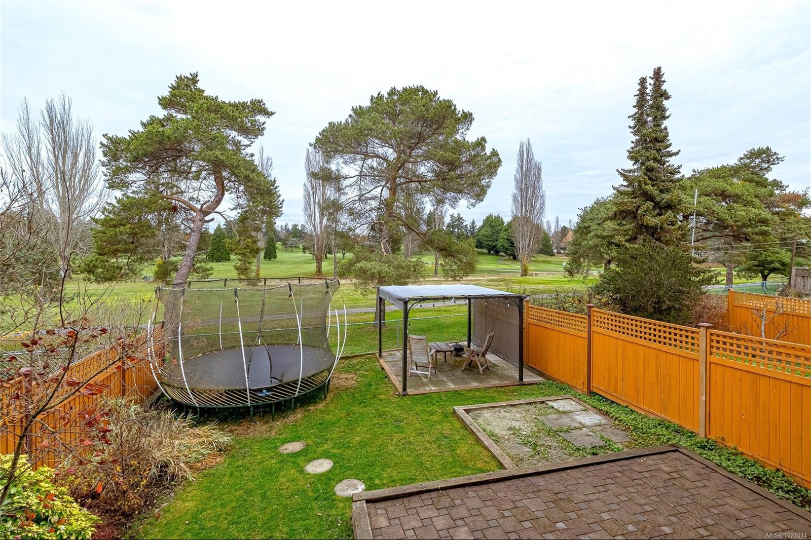 1054 Colville Rd, Esquimalt, BC - Outdoor With Backyard