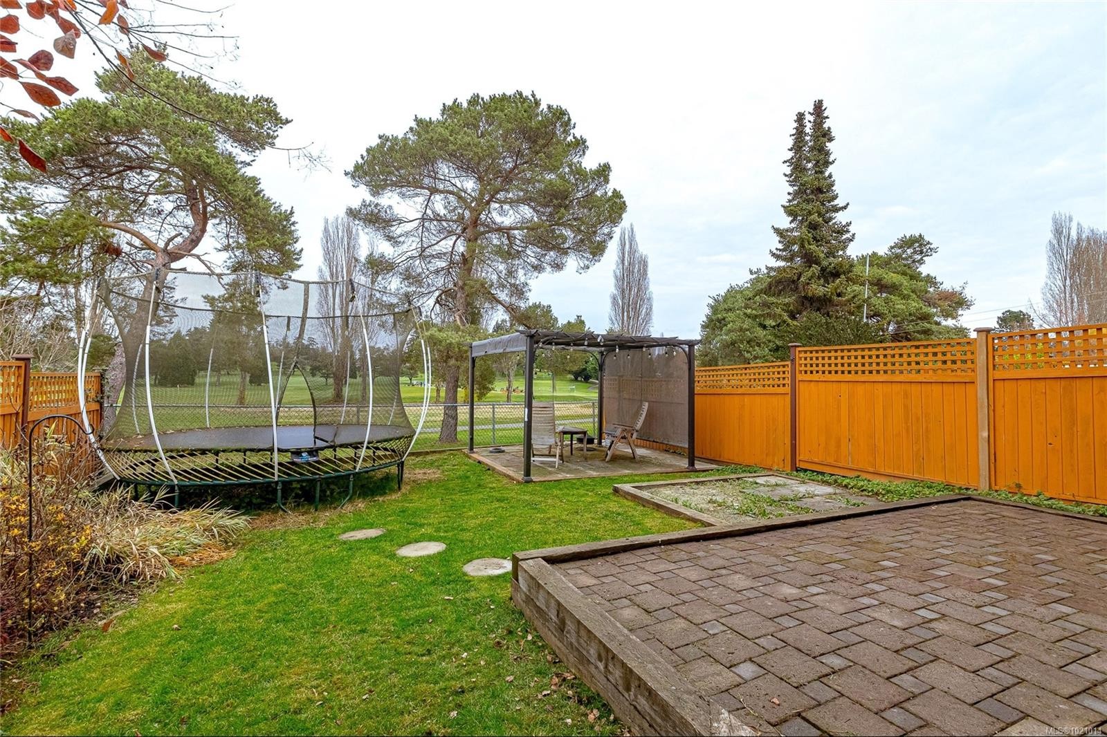 1054 Colville Rd, Esquimalt, BC - Outdoor With Backyard