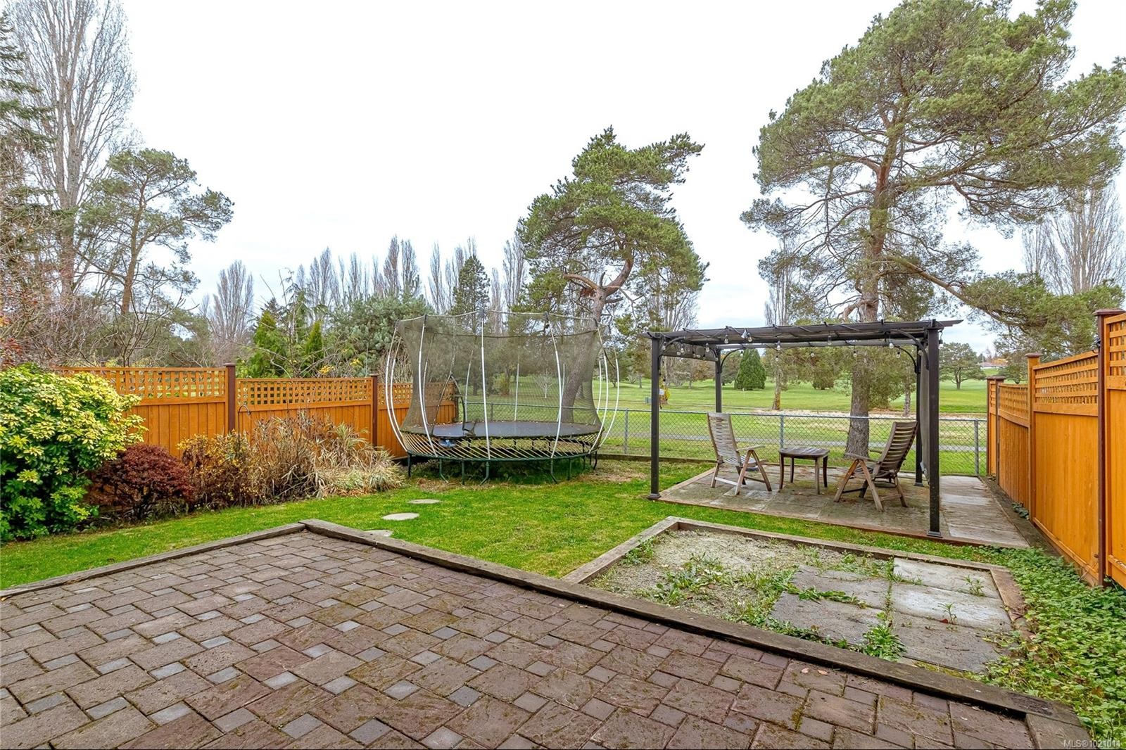 1054 Colville Rd, Esquimalt, BC - Outdoor With Backyard