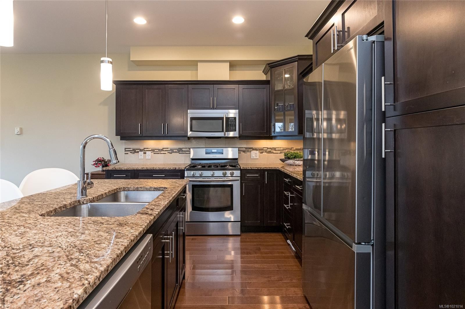 1054 Colville Rd, Esquimalt, BC - Indoor Photo Showing Kitchen With Double Sink With Upgraded Kitchen