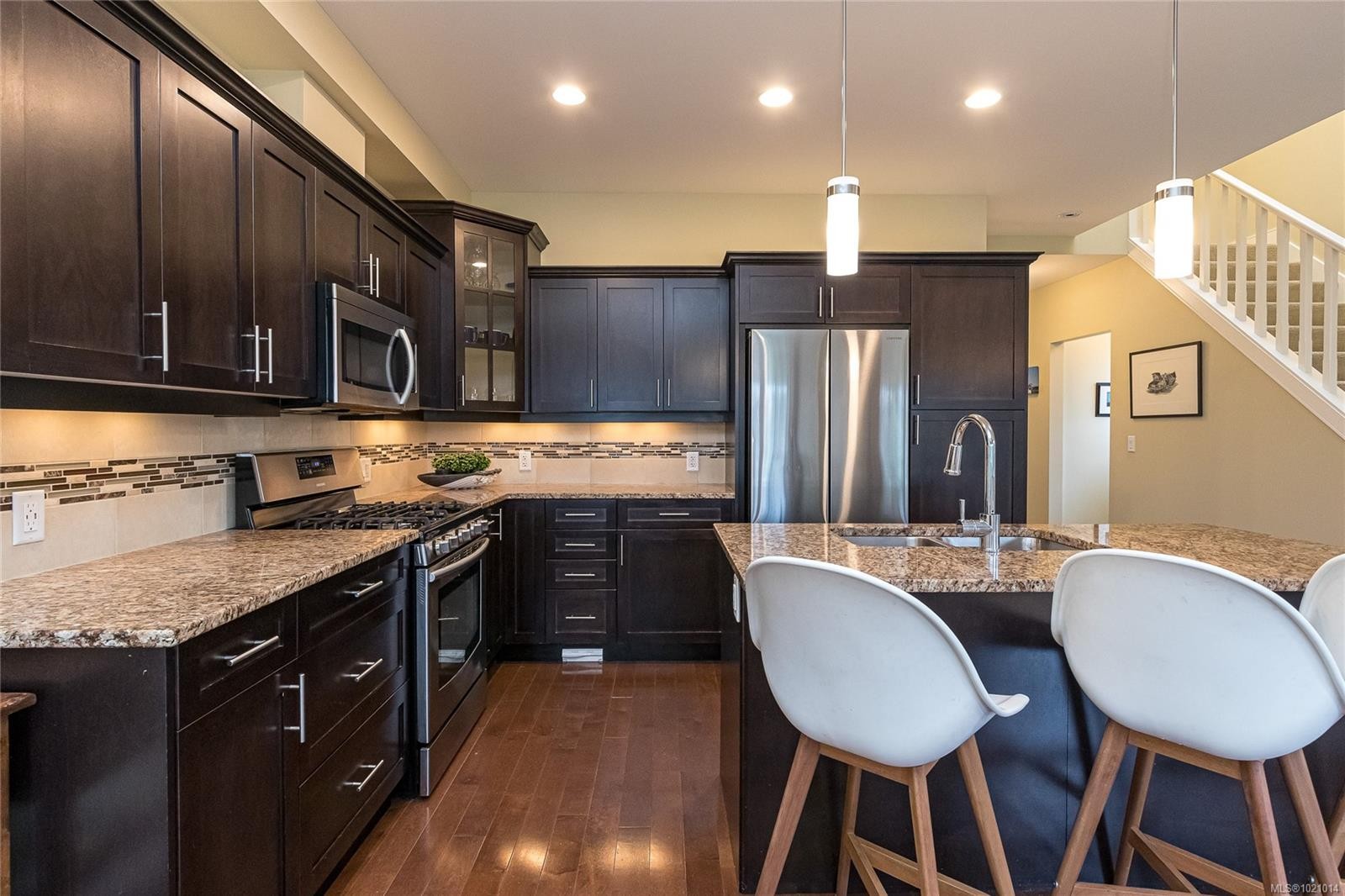 1054 Colville Rd, Esquimalt, BC - Indoor Photo Showing Kitchen With Double Sink With Upgraded Kitchen