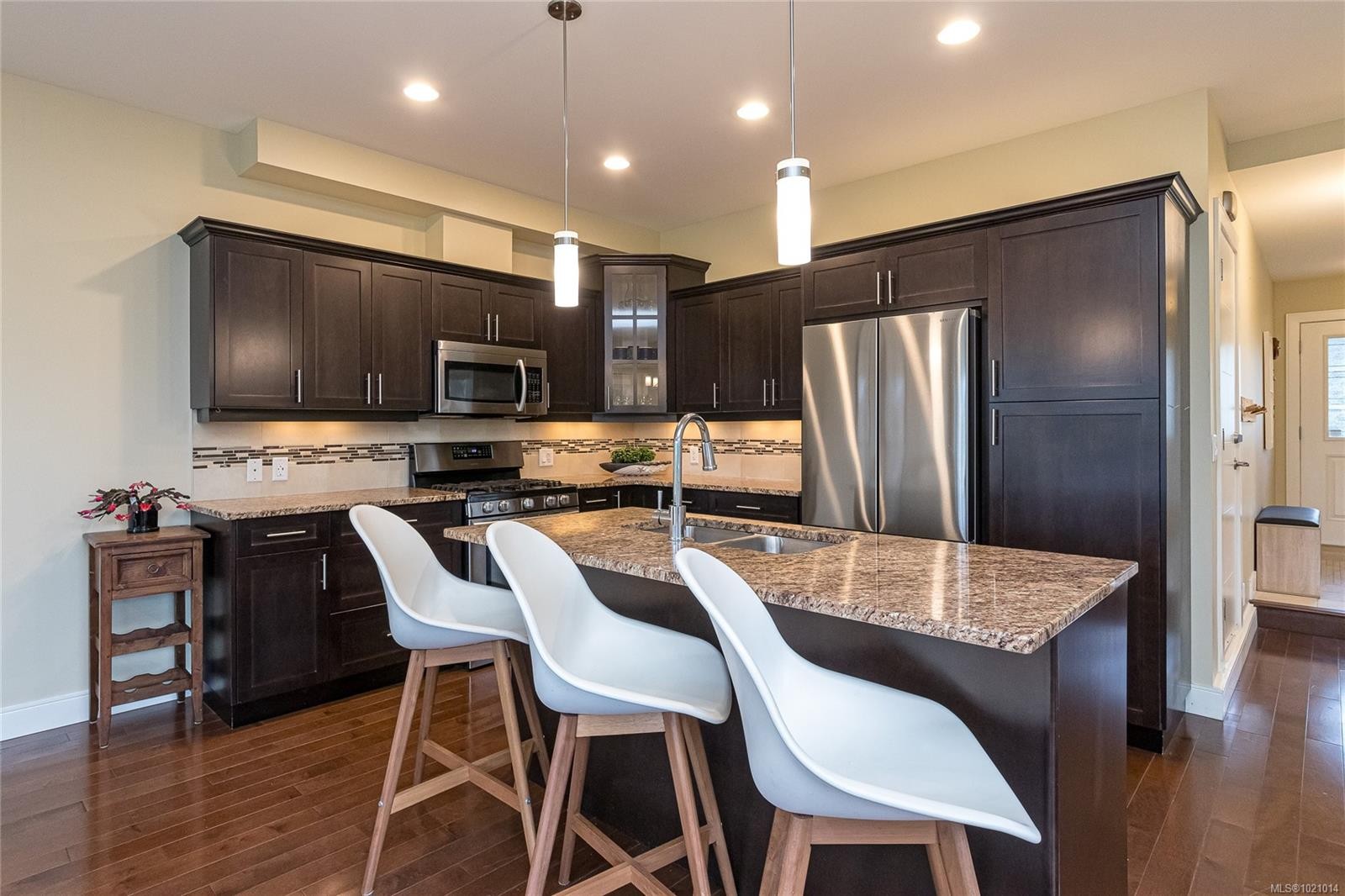 1054 Colville Rd, Esquimalt, BC - Indoor Photo Showing Kitchen With Upgraded Kitchen