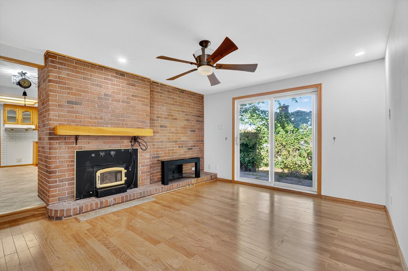 Family room - 3190 Place Byzance, Brossard, QC - Indoor Photo Showing Living Room With Fireplace