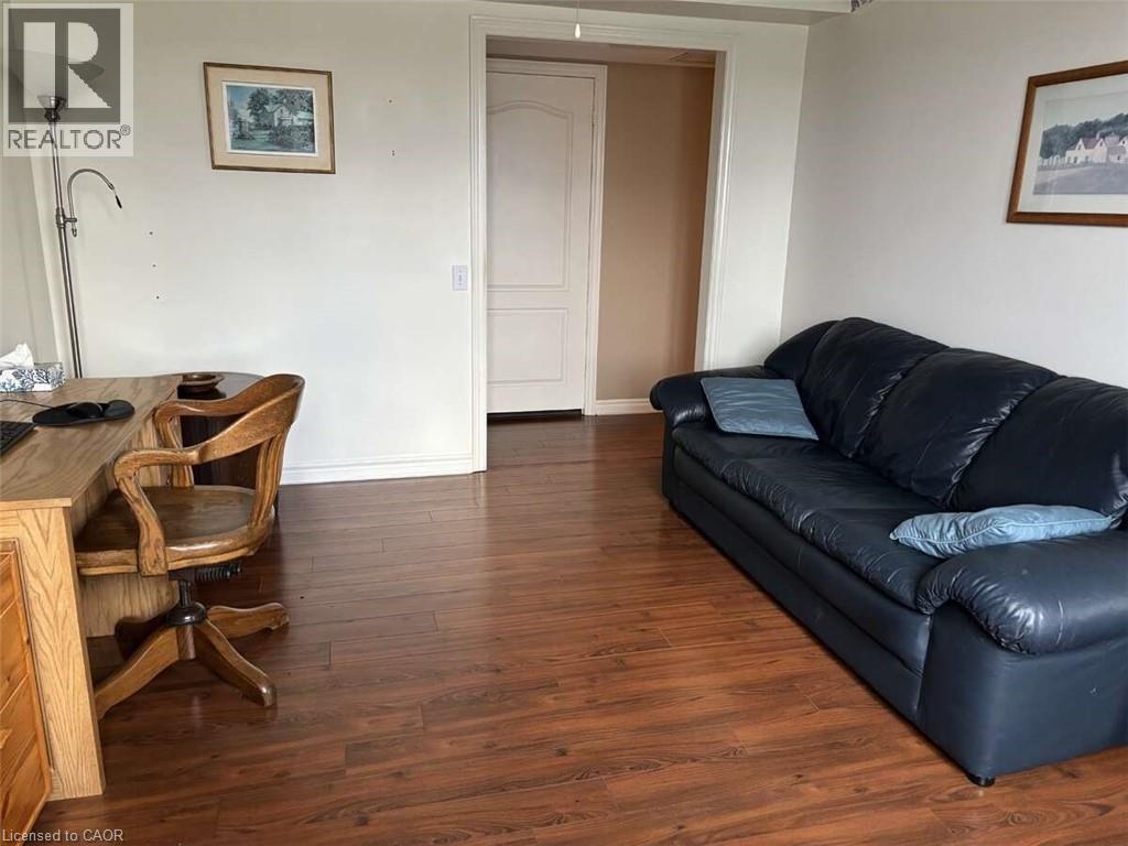 600 Silverbirch Boulevard Unit# 308, Mount Hope, ON - Indoor Photo Showing Living Room