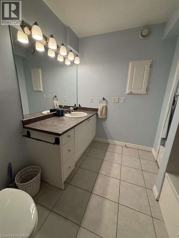 600 Silverbirch Boulevard Unit# 308, Mount Hope, ON - Indoor Photo Showing Bathroom