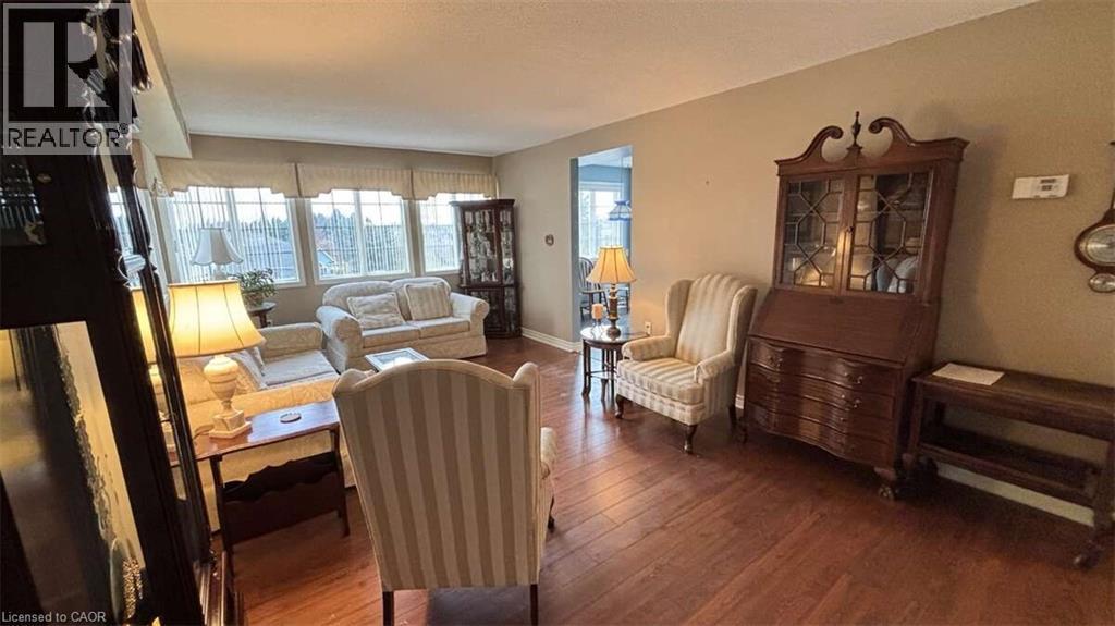 600 Silverbirch Boulevard Unit# 308, Mount Hope, ON - Indoor Photo Showing Living Room