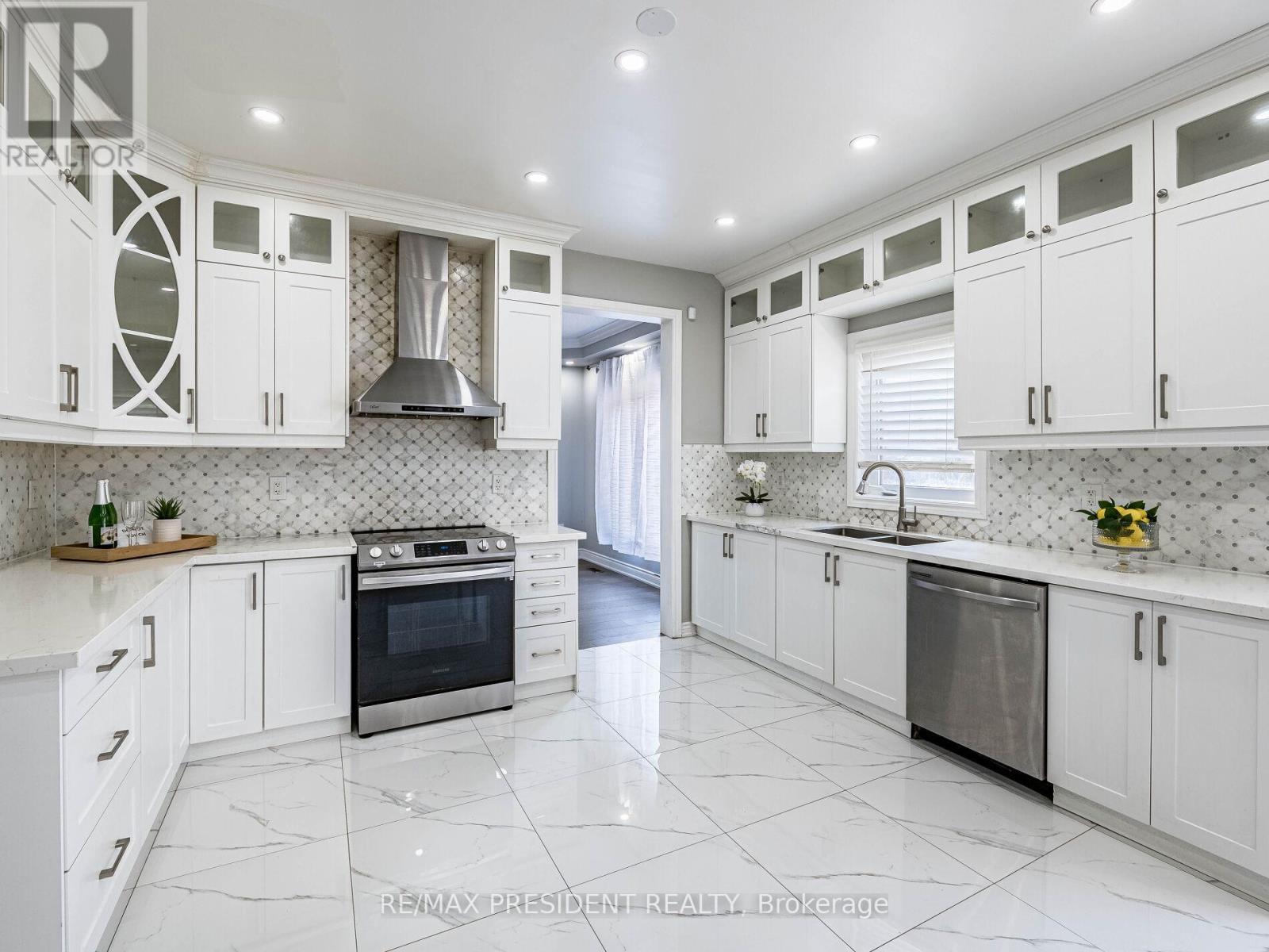 20 Monabelle Crescent, Brampton, ON - Indoor Photo Showing Kitchen With Double Sink With Upgraded Kitchen