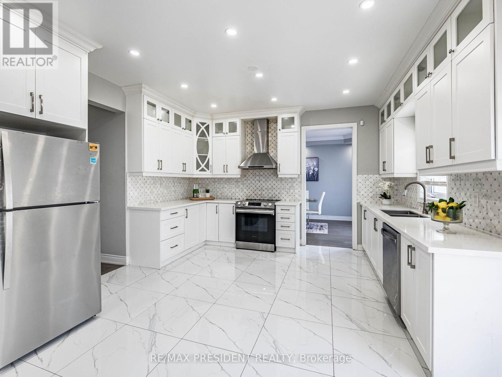 20 Monabelle Crescent, Brampton, ON - Indoor Photo Showing Kitchen With Double Sink With Upgraded Kitchen