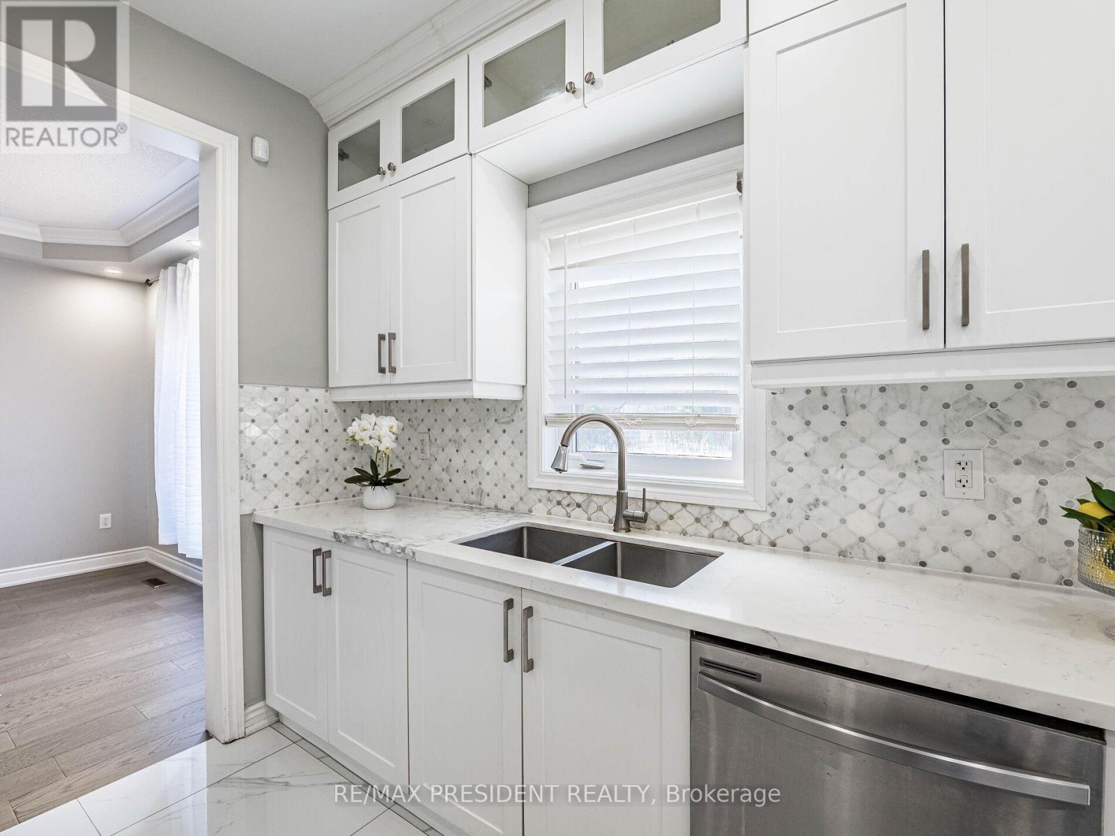 20 Monabelle Crescent, Brampton, ON - Indoor Photo Showing Kitchen With Double Sink With Upgraded Kitchen