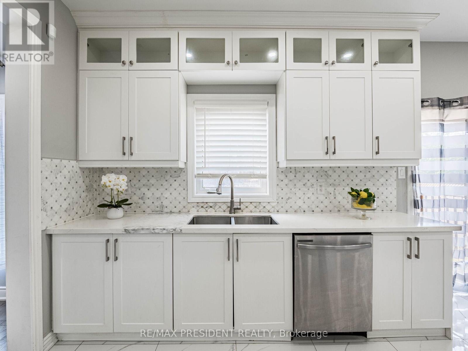 20 Monabelle Crescent, Brampton, ON - Indoor Photo Showing Kitchen With Double Sink With Upgraded Kitchen