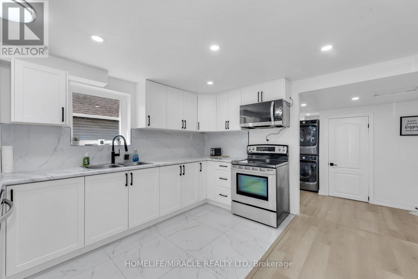 195 Randi Road, Mississauga, ON - Indoor Photo Showing Kitchen With Double Sink