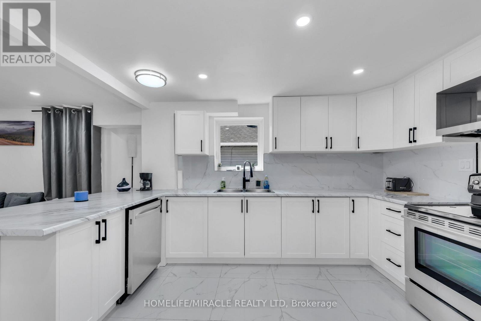 195 Randi Road, Mississauga, ON - Indoor Photo Showing Kitchen With Double Sink