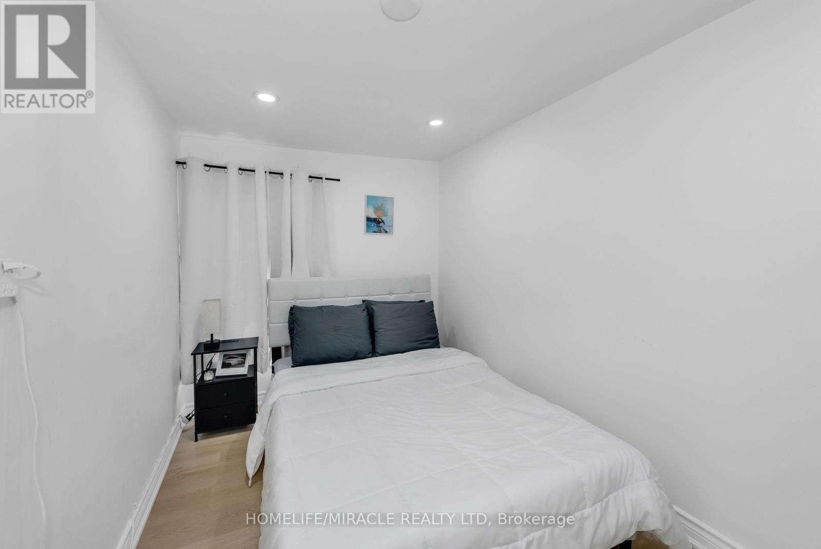 195 Randi Road, Mississauga, ON - Indoor Photo Showing Bedroom