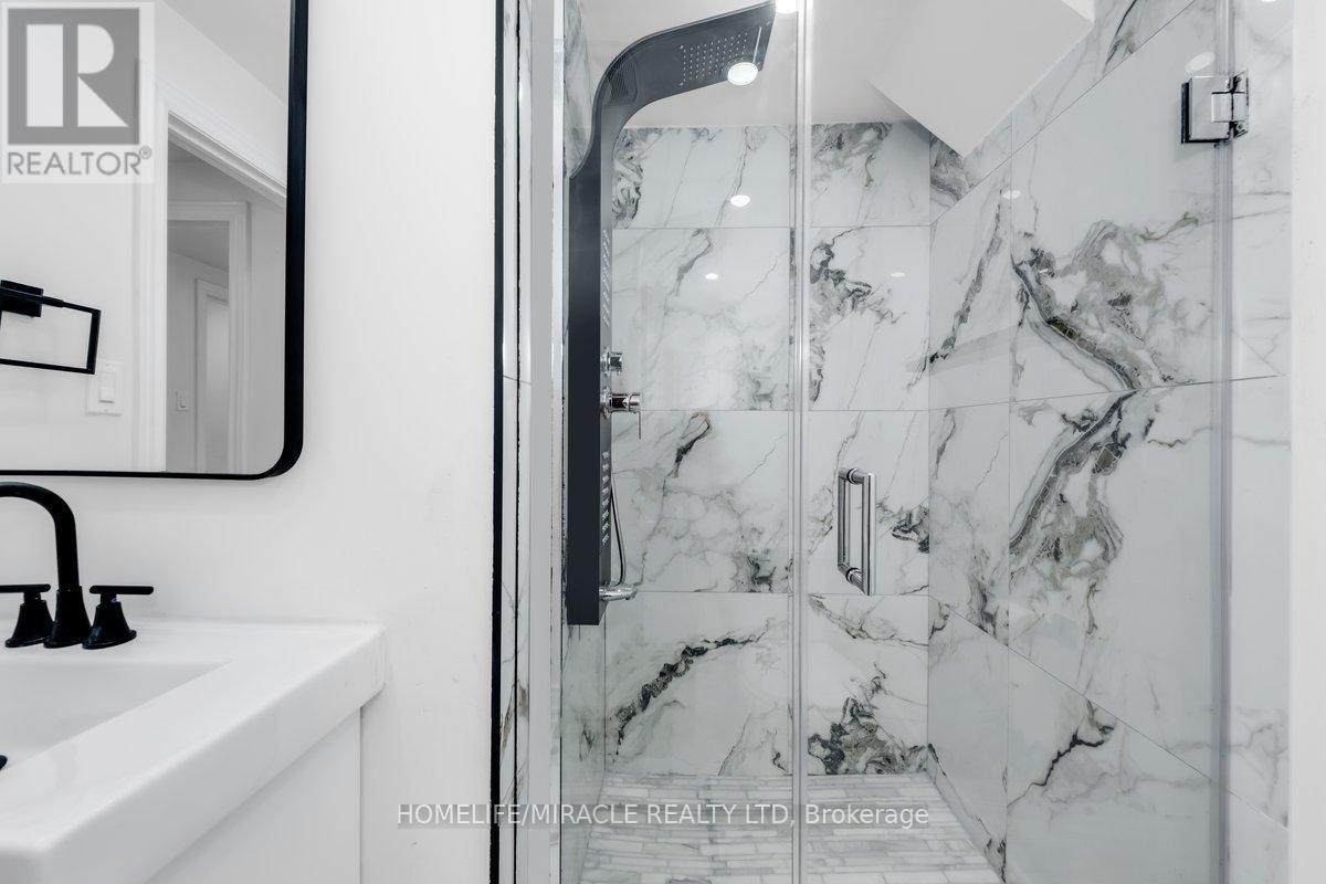 195 Randi Road, Mississauga, ON - Indoor Photo Showing Bathroom