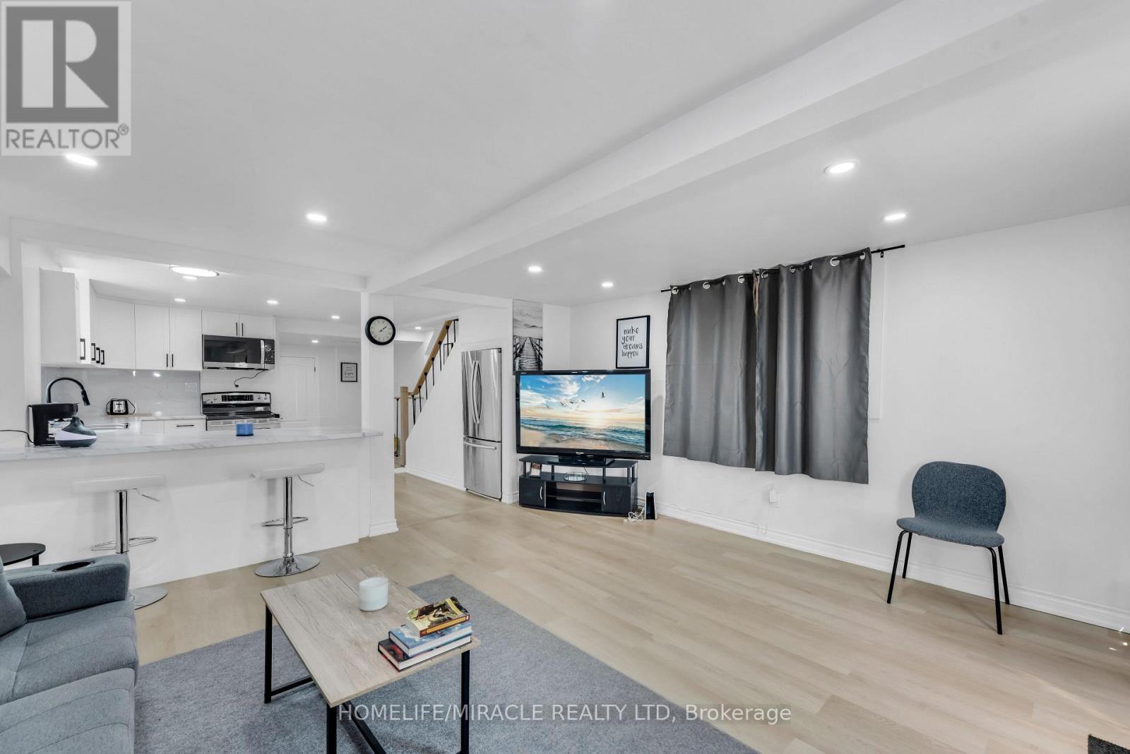 195 Randi Road, Mississauga, ON - Indoor Photo Showing Living Room