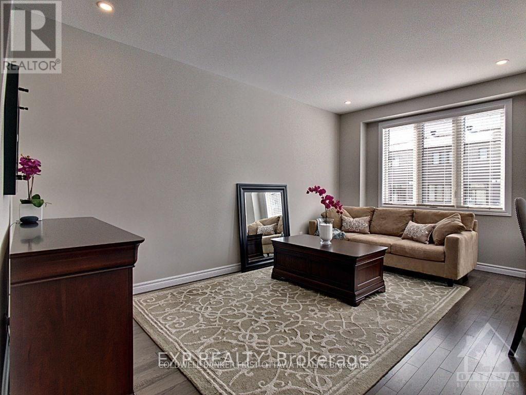 616 Geranium Walk, Ottawa, ON - Indoor Photo Showing Living Room