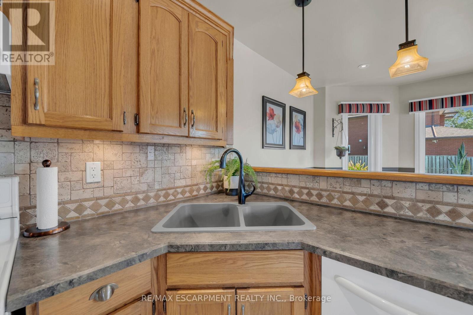35 Highland Boulevard, Haldimand, ON - Indoor Photo Showing Kitchen With Double Sink