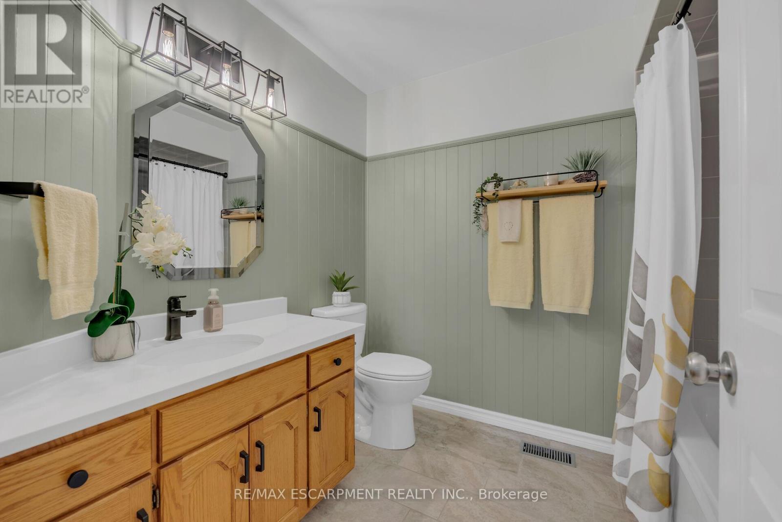 35 Highland Boulevard, Haldimand, ON - Indoor Photo Showing Bathroom