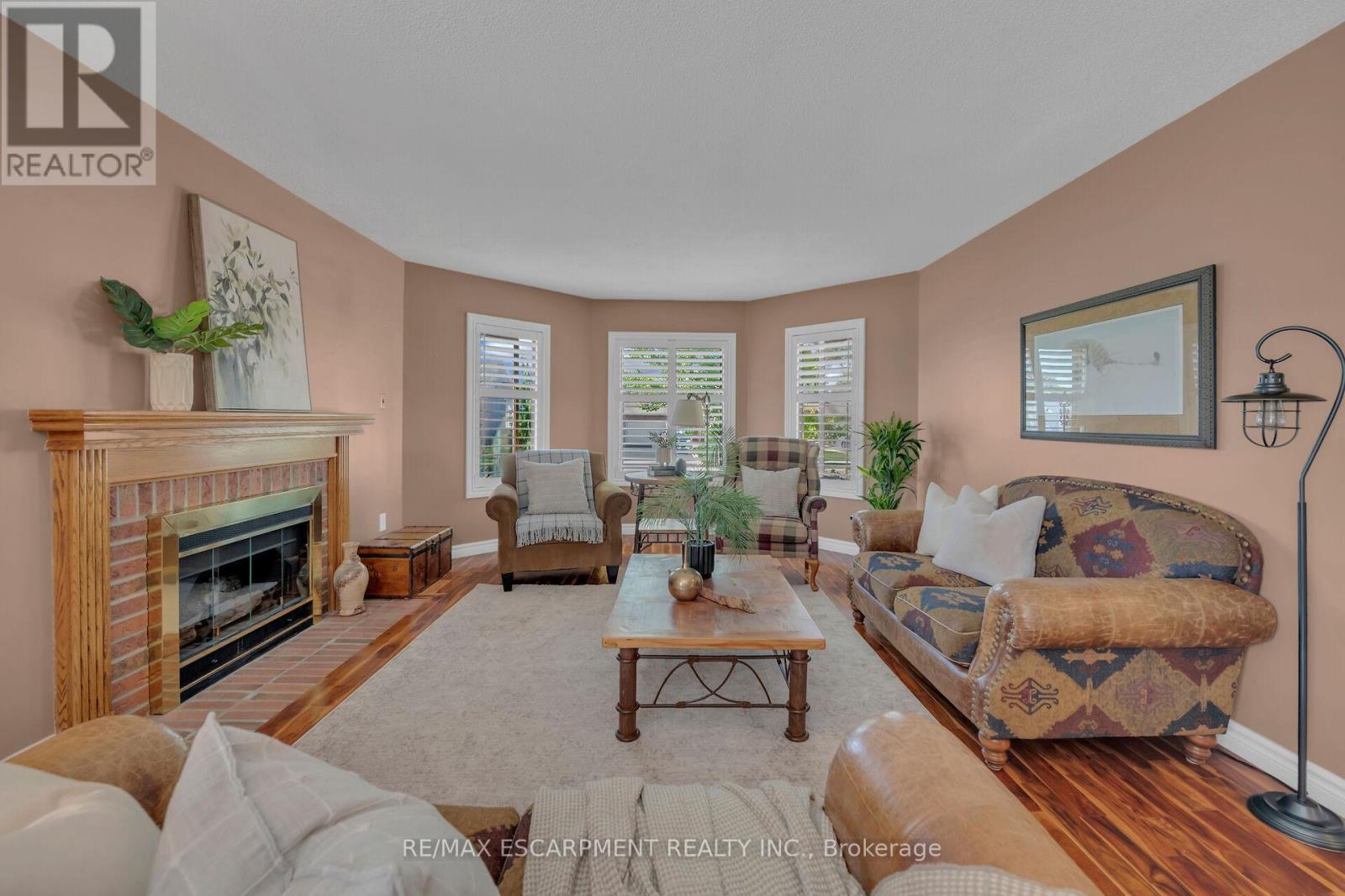 35 Highland Boulevard, Haldimand, ON - Indoor Photo Showing Living Room With Fireplace