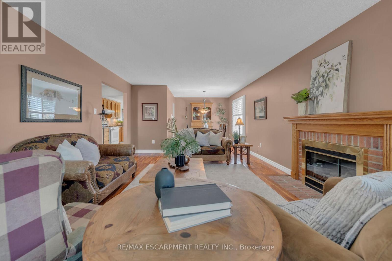35 Highland Boulevard, Haldimand, ON - Indoor Photo Showing Living Room With Fireplace