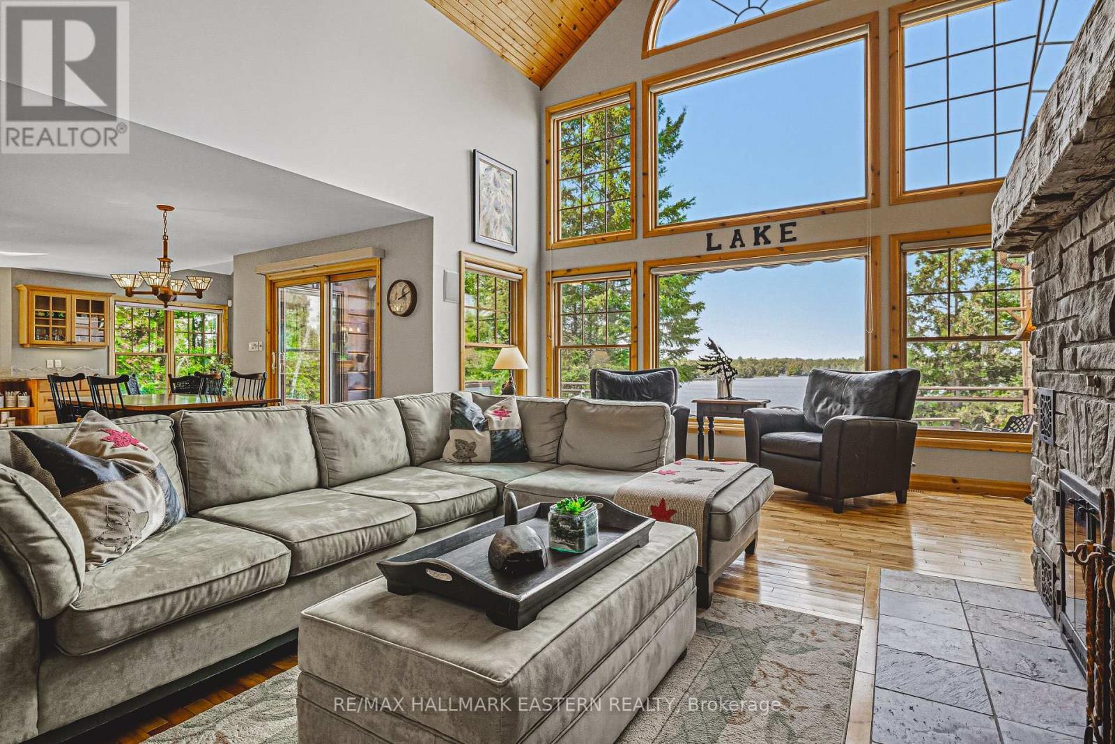 538 Rishor Avenue, Douro-Dummer, ON - Indoor Photo Showing Living Room