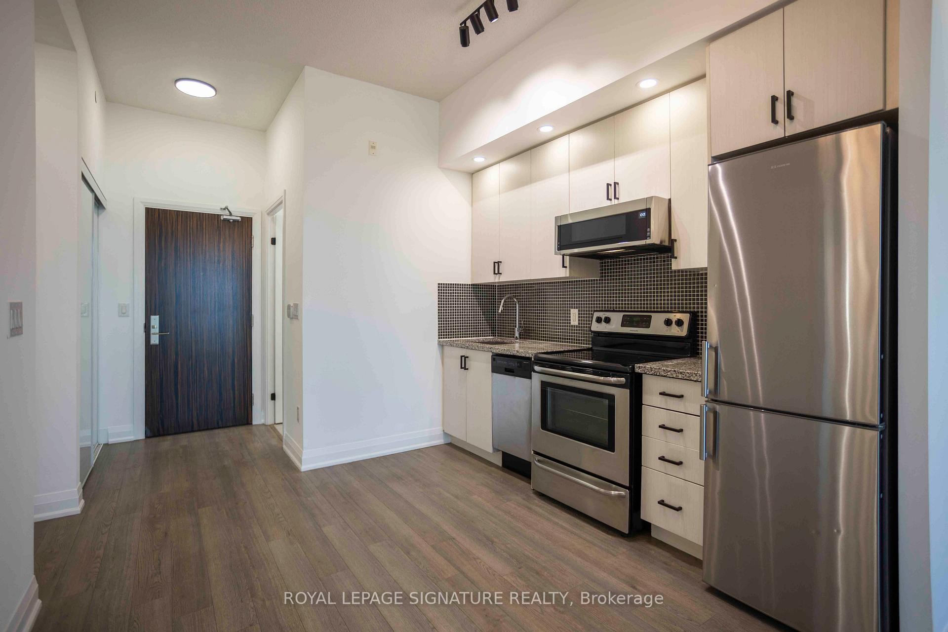 613-8763 Bayview Avenue, Richmond Hill, ON - Indoor Photo Showing Kitchen With Stainless Steel Kitchen