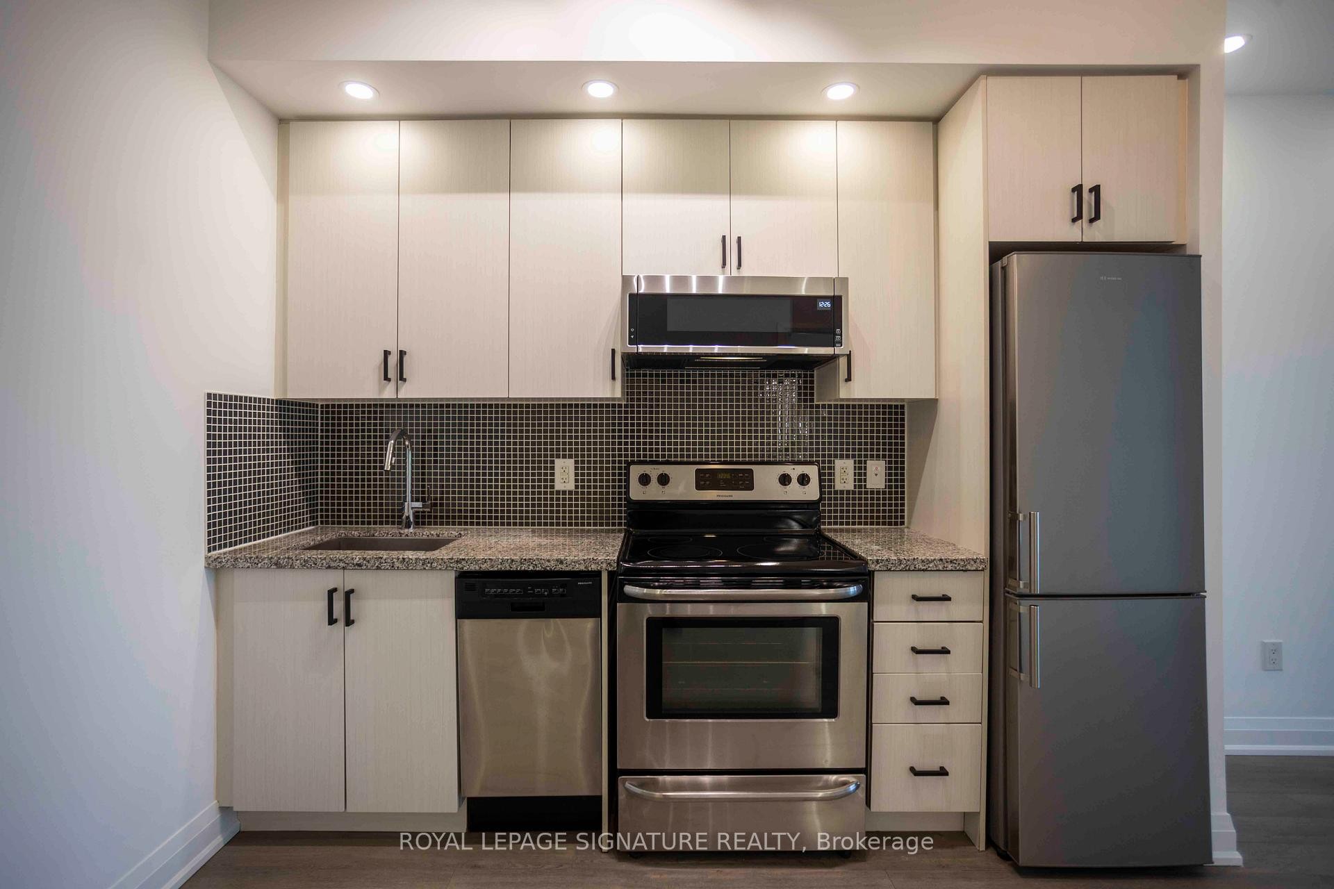 613-8763 Bayview Avenue, Richmond Hill, ON - Indoor Photo Showing Kitchen With Stainless Steel Kitchen With Upgraded Kitchen