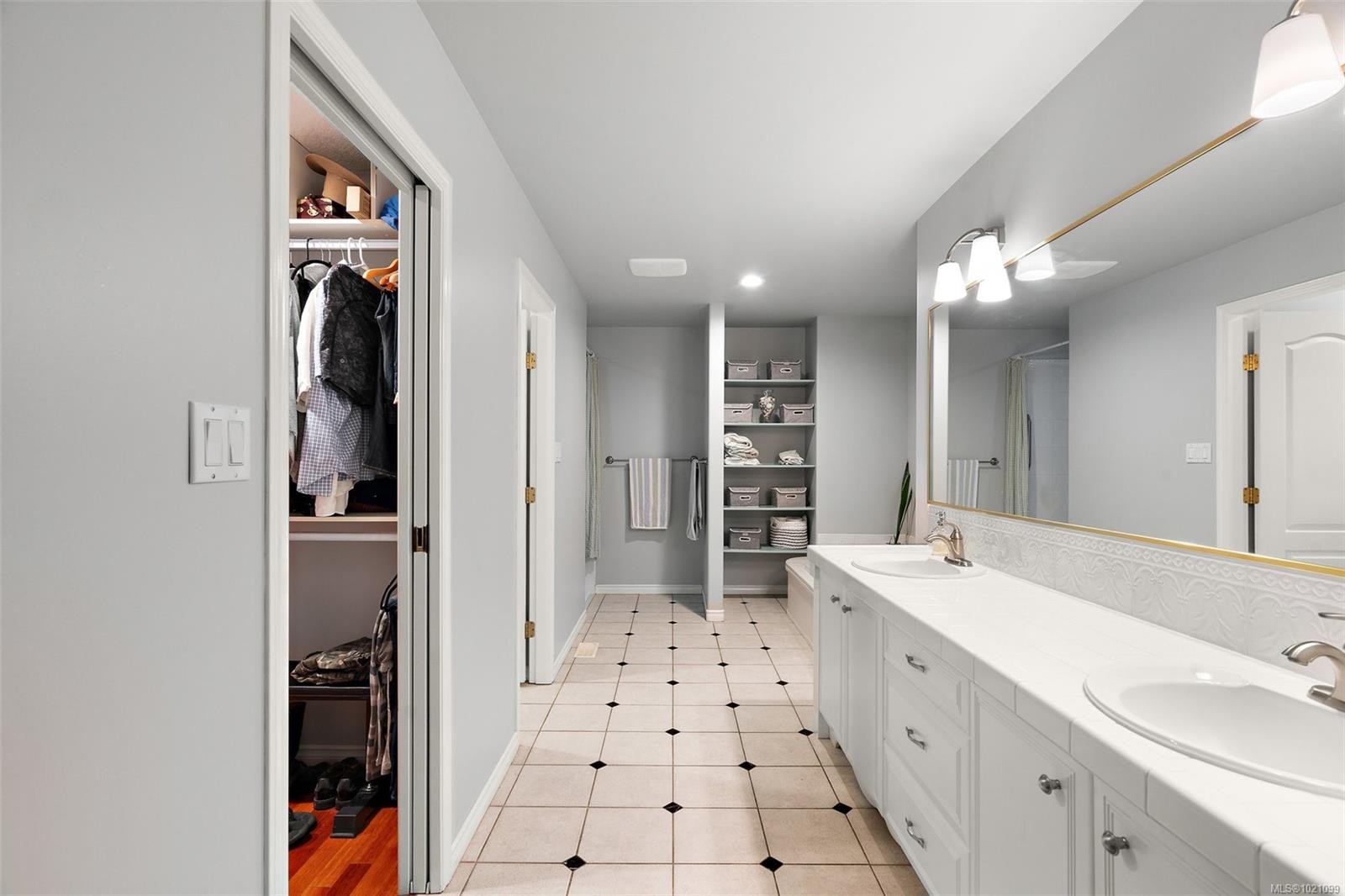 11327 Nitinat Rd, North Saanich, BC