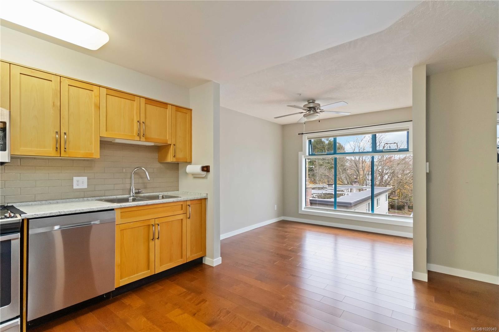 404-1063 Southgate St, Victoria, BC - Indoor Photo Showing Kitchen With Double Sink