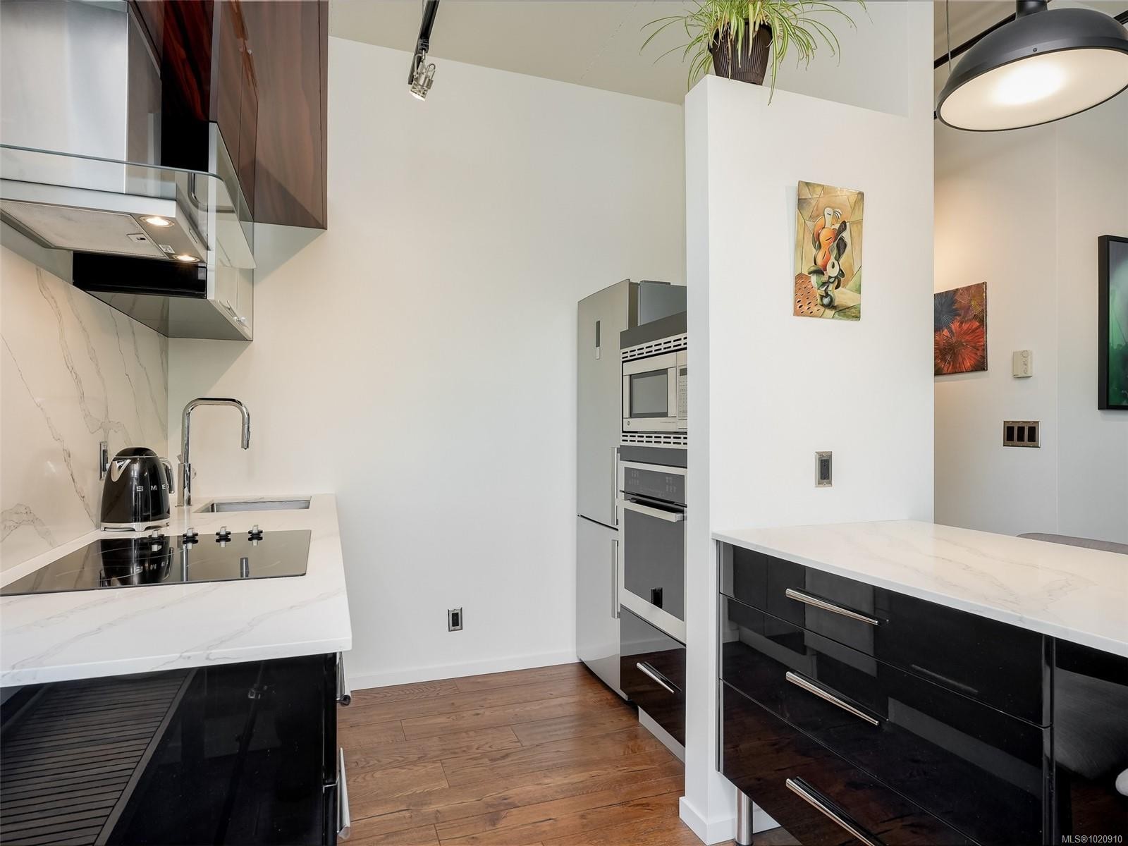 501-1029 View St, Victoria, BC - Indoor Photo Showing Kitchen