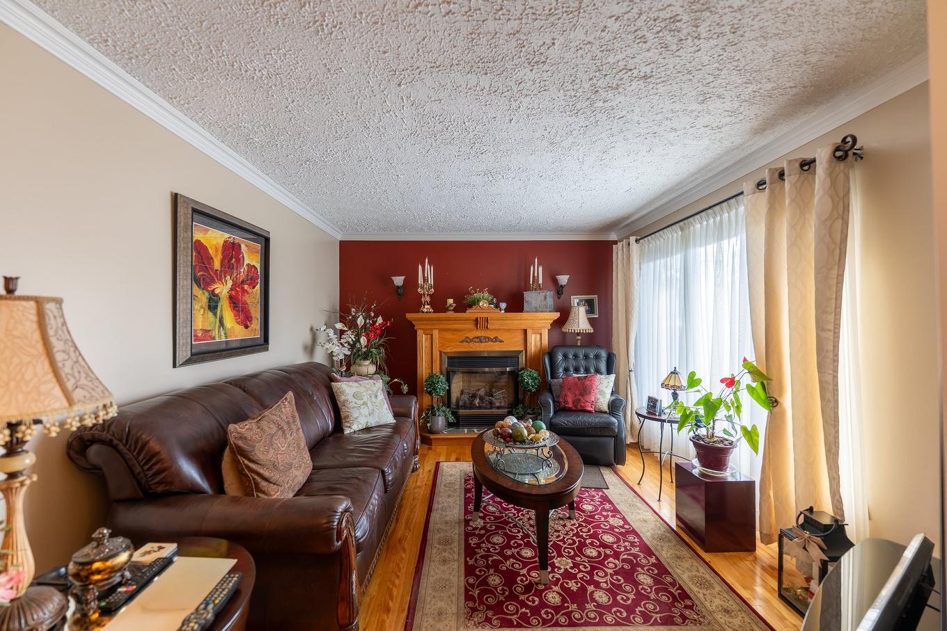 Living room - 2559 Rue Joliette, Longueuil (Le Vieux-Longueuil), QC - Indoor Photo Showing Living Room With Fireplace