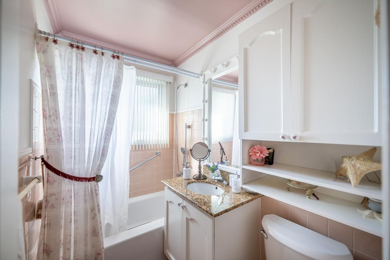 Bathroom - 2559 Rue Joliette, Longueuil (Le Vieux-Longueuil), QC - Indoor