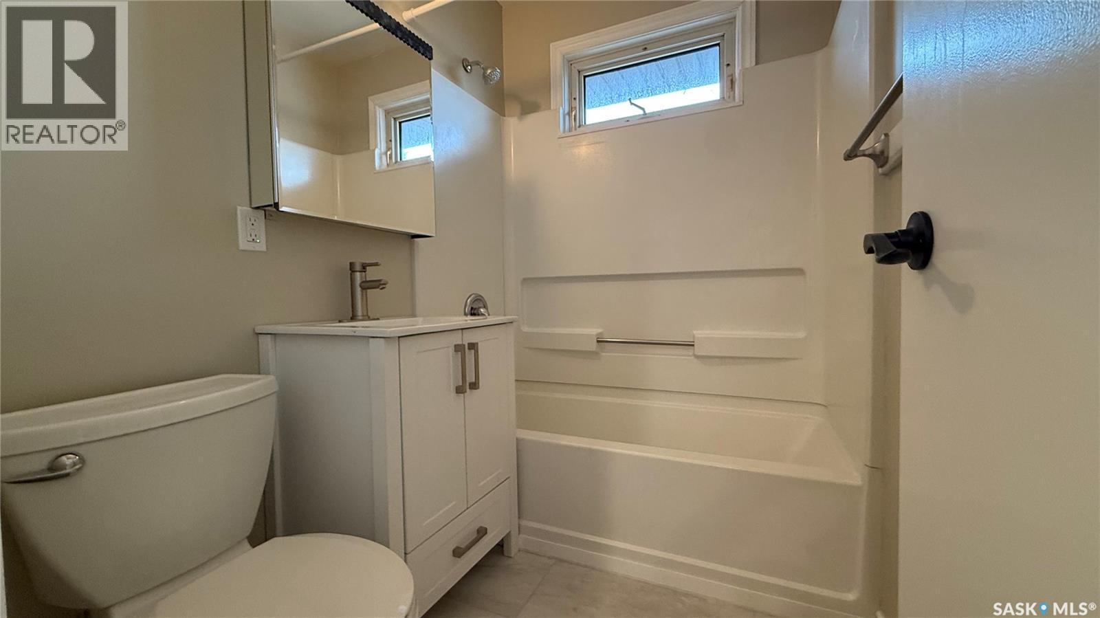 4124 4Th Avenue, Regina, SK - Indoor Photo Showing Bathroom