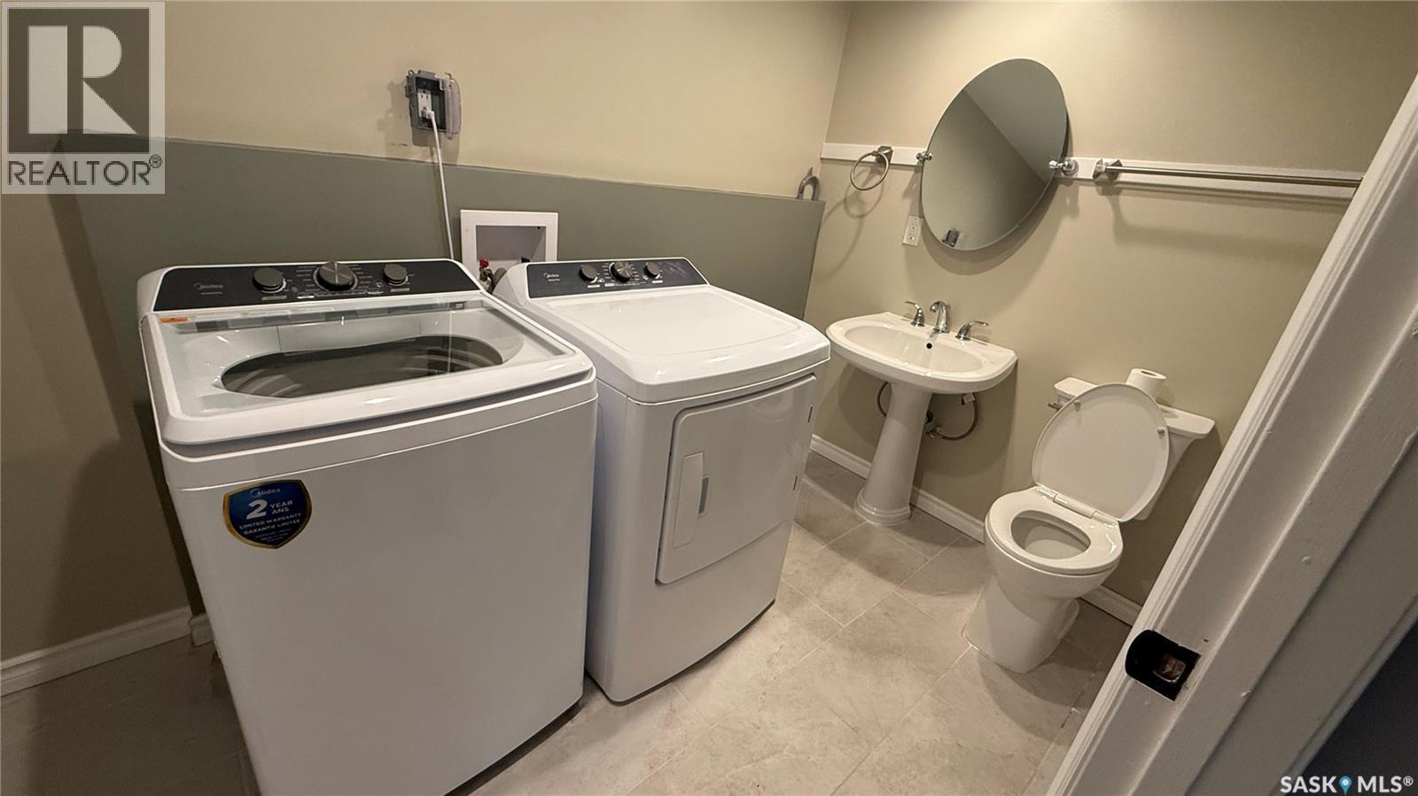 4124 4Th Avenue, Regina, SK - Indoor Photo Showing Laundry Room