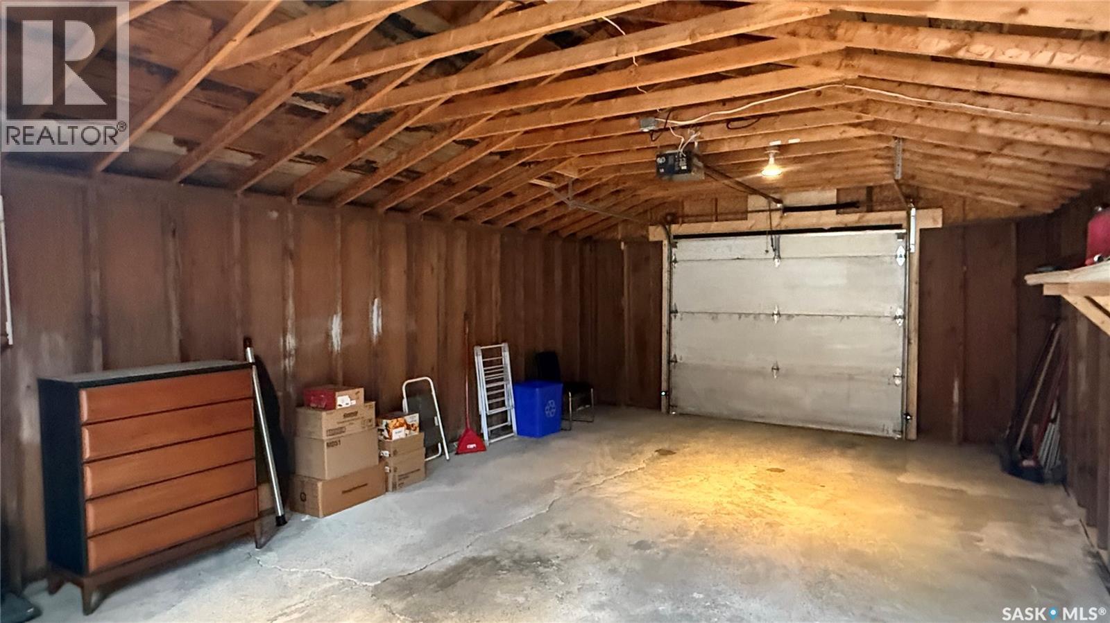 4124 4Th Avenue, Regina, SK - Indoor Photo Showing Garage